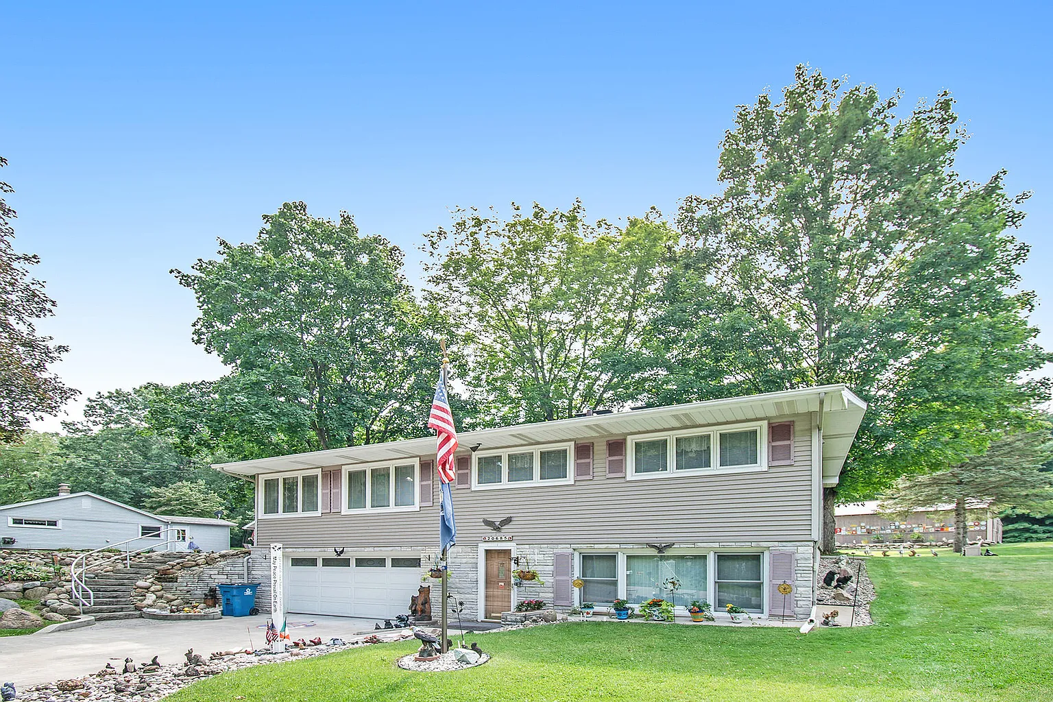 20685 Carpenter Dr photo 1