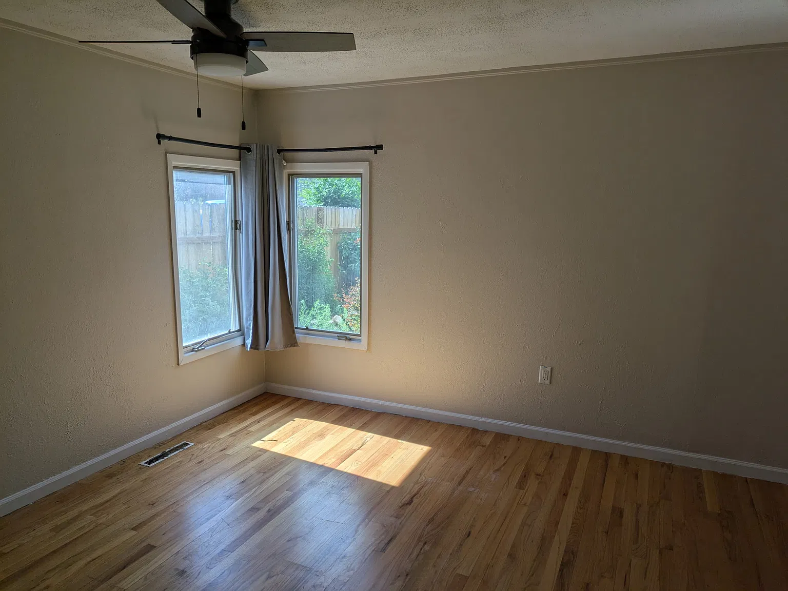 3 bed, 1128 sqft, $2,100 — Photo 4