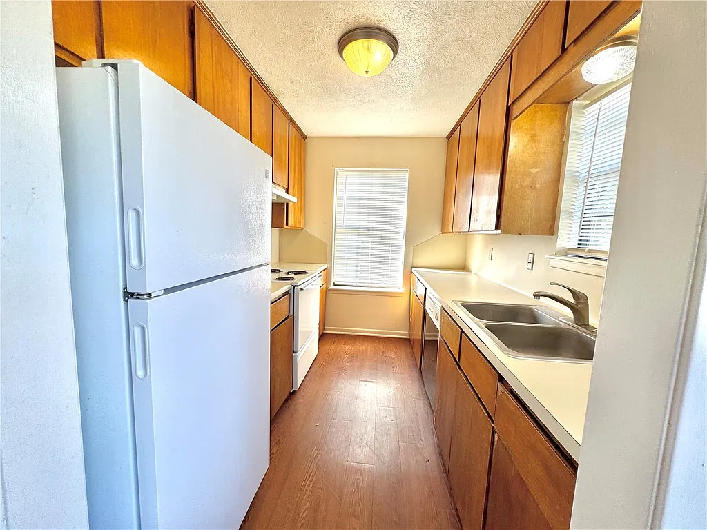 2 bed, 1.5 bath, 976 sqft, $1,000 — Photo 3