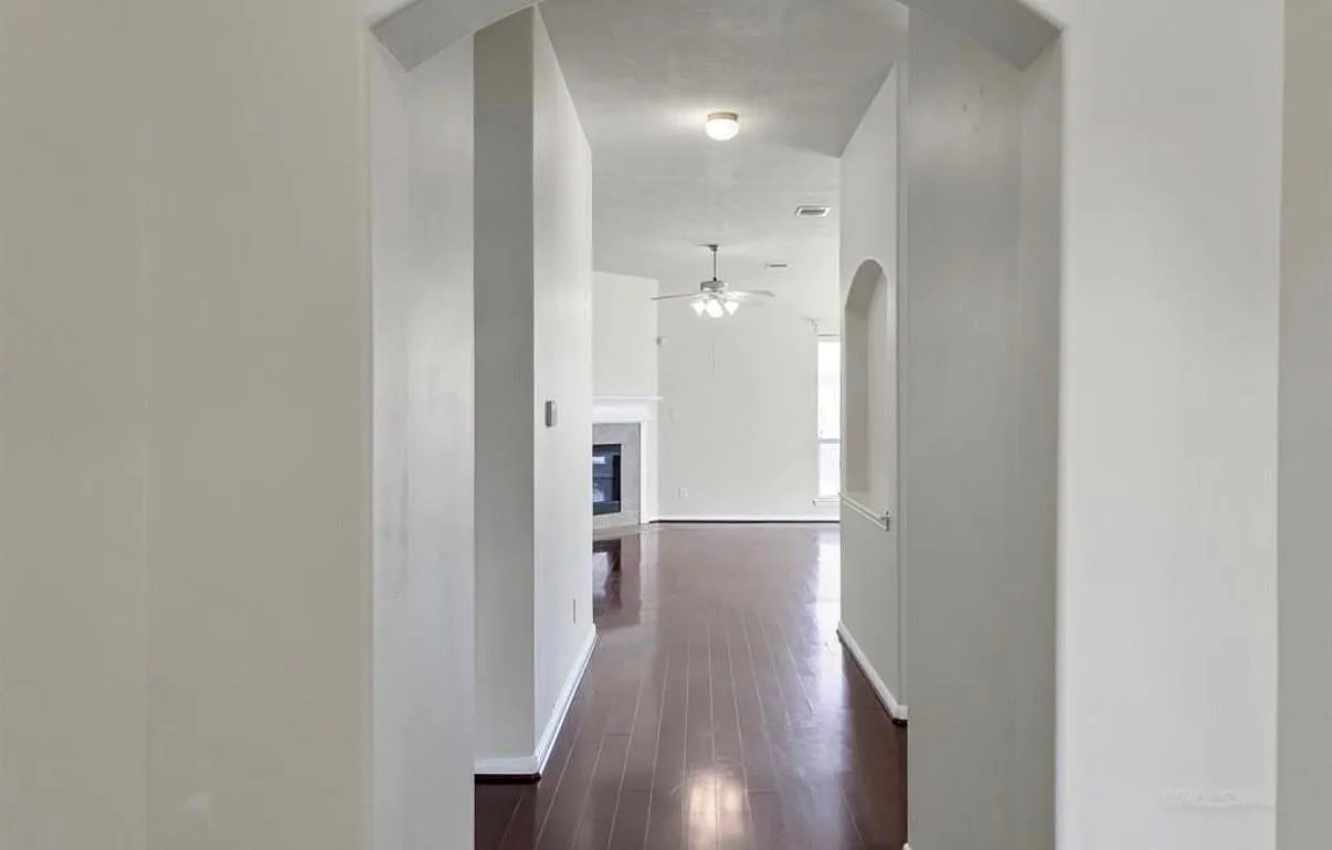 3 bed, 2.0 bath, 1790 sqft, $2,200 — Photo 3