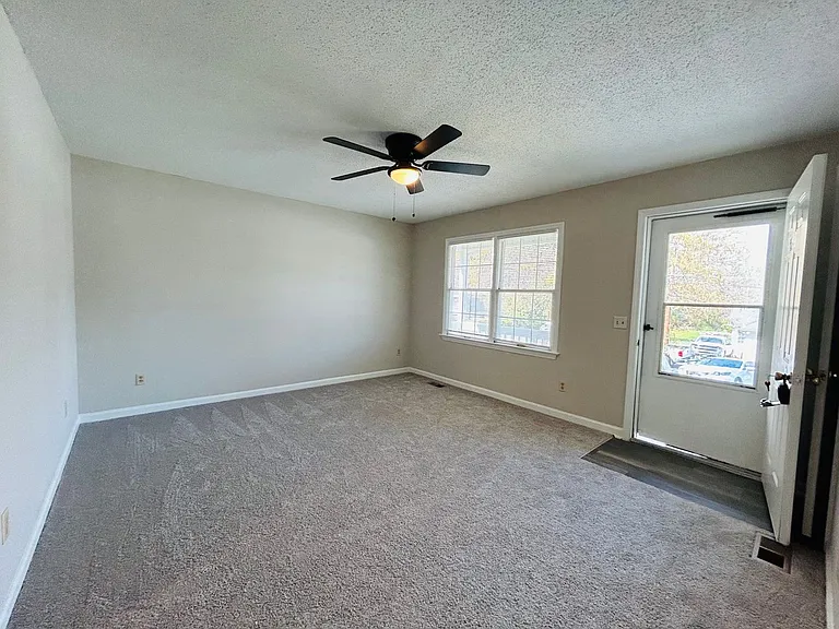 404 Poplar St — Photo 6