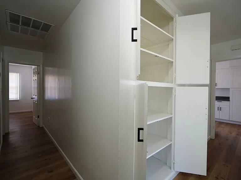 604 W 10th St — Photo 38