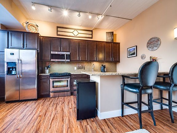 3rd image of 207 E 6th St Unit 303