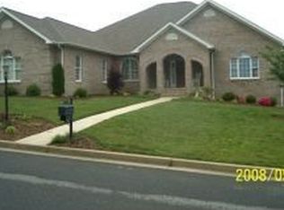 2 Periwinkle Ct, Johnson City, TN 37615
