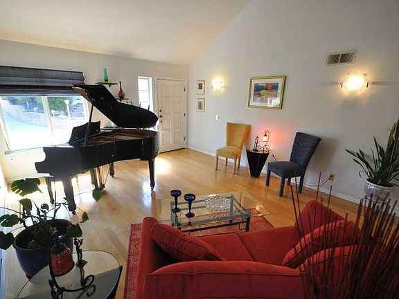 Living room 4