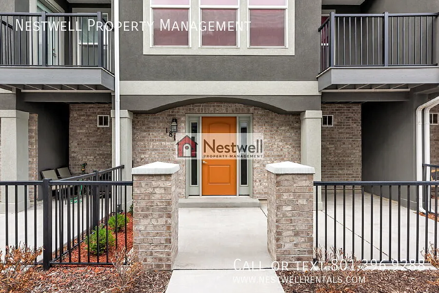 Beautiful 3 floor Townhome in Riverton — Photo 4