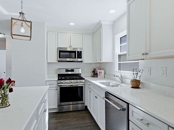 4th image of 740 Prairie Ave