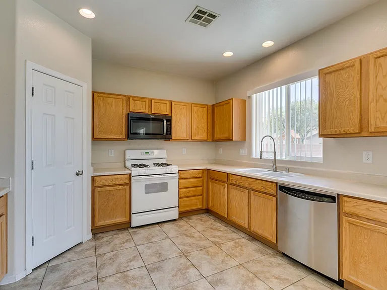 2925 Dowitcher Ave — Photo 16