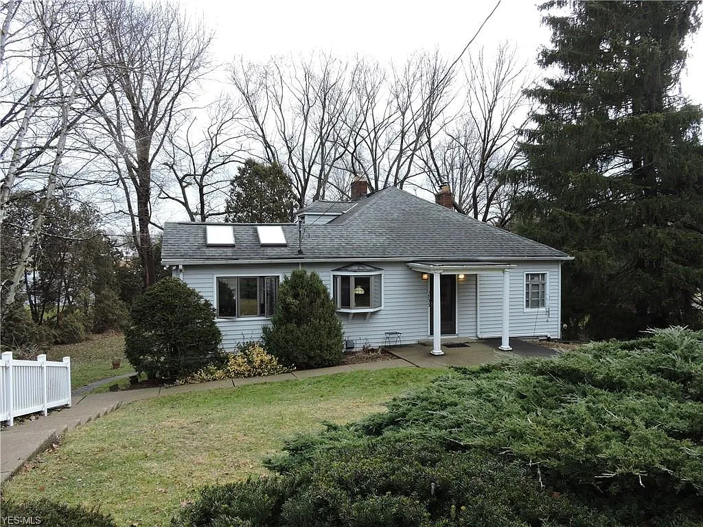 833 Fowler Ave photo 1
