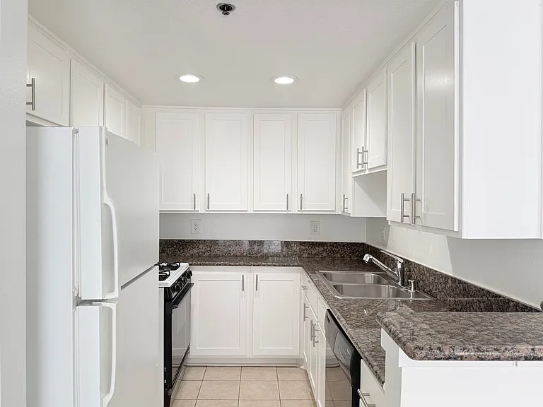 8715 Burton Way - Urban Feel Charming 2 bed 2 bath — Photo 10