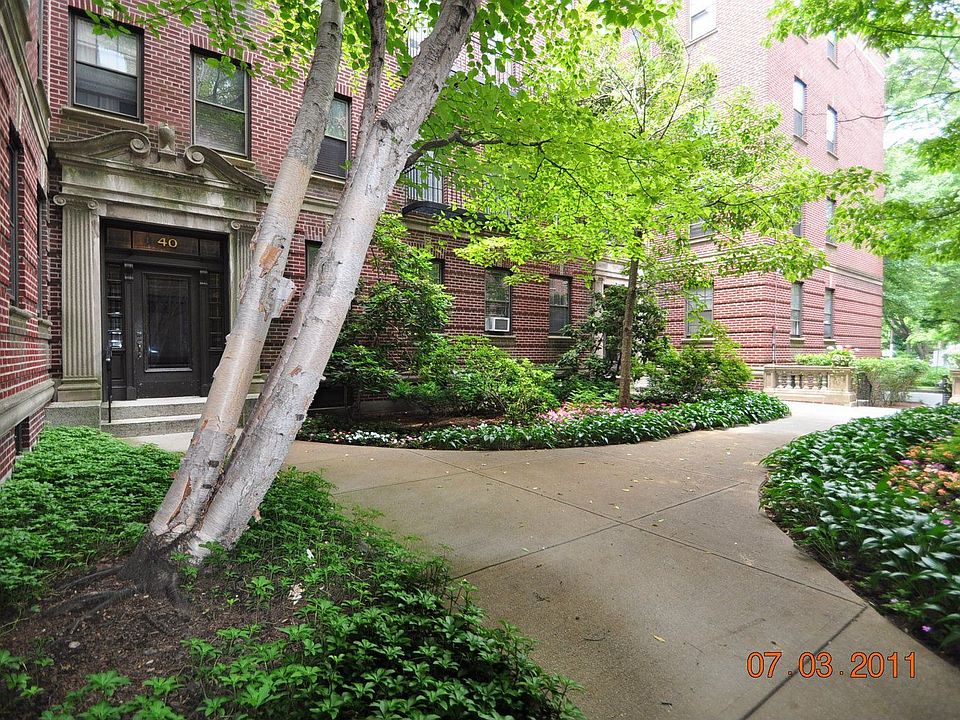 Linnaean Main Entry via Courtyard