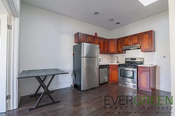 Rented by Evergreen Apartments BK | media 3