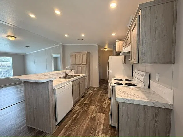 3 bed, 1120 sqft, $1,990 — Photo 3