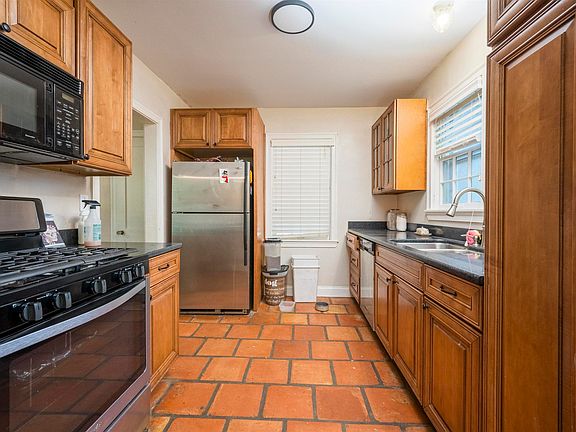 4th image of 3575 Galloway Ave