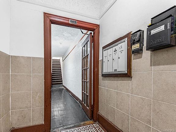3rd image of 1035 Elder Ave