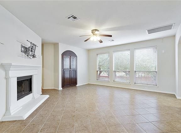 3rd image of 415 Clear Creek Cv
