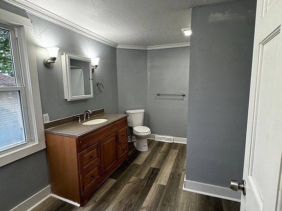 4th image of 409 Center Ave