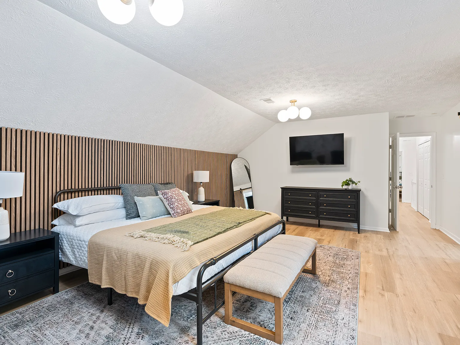 4 bed, $7,900 — Photo 2