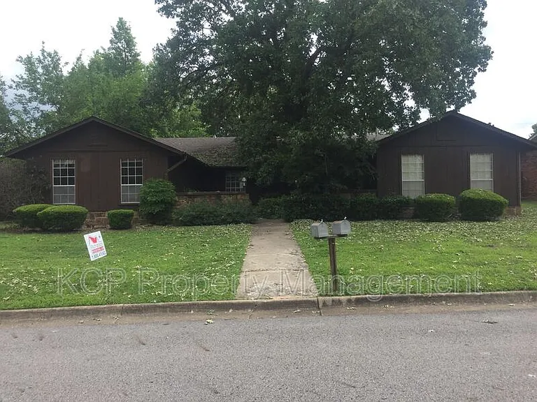 4802 S South Cir #U — Photo 3