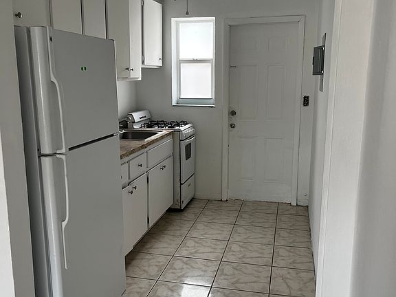 4th image of 900 SW 3rd St #G
