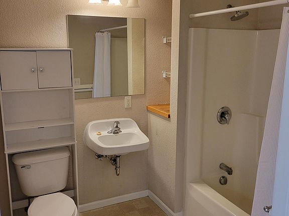 5th image of 2076 Greenwich Ln #1B