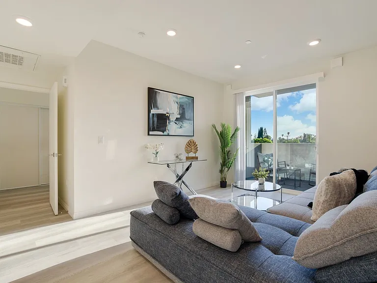 V on Victory Apartments — Photo 2