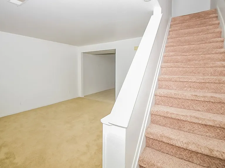 2225 Yorktowne Dr — Photo 3