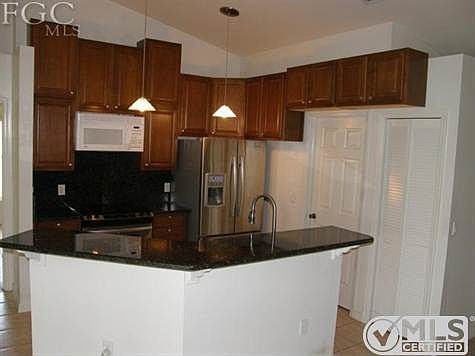 4th image of 927 SW 33rd Ter