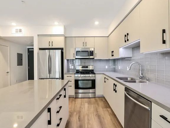 2nd image of 905 S Ardmore Ave #306