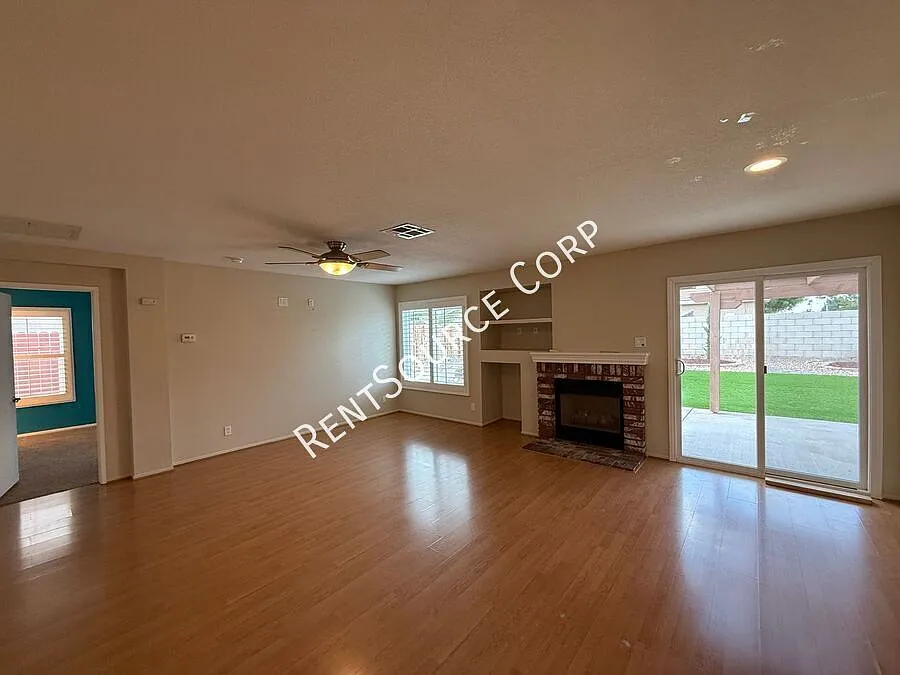 3 Bedrooms/2 Bathrooms Single Story Home for Rent in East Lancaster in the Antelope Valley — Photo 4