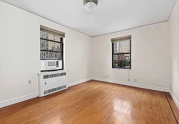 4th image of 300 W 72nd St