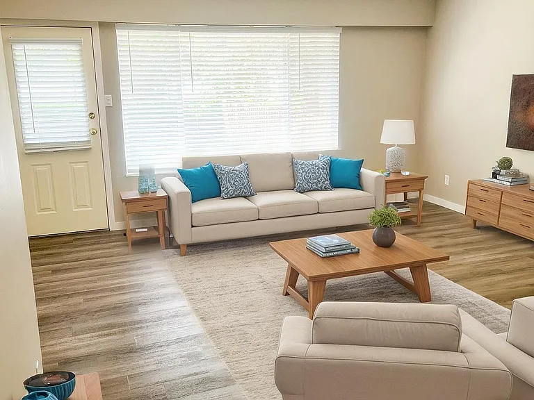 627 Lilac Ave — Photo 2
