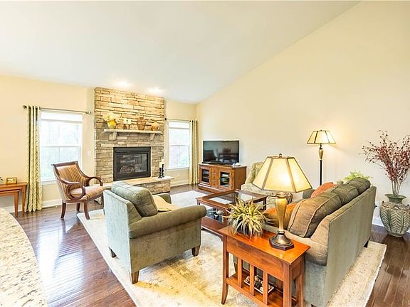 4th image of 43 Sonnet Dr