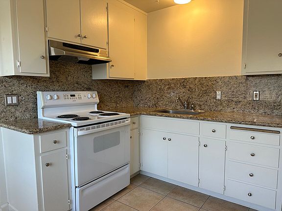 3rd image of 1089 Oakmont Dr APT 4