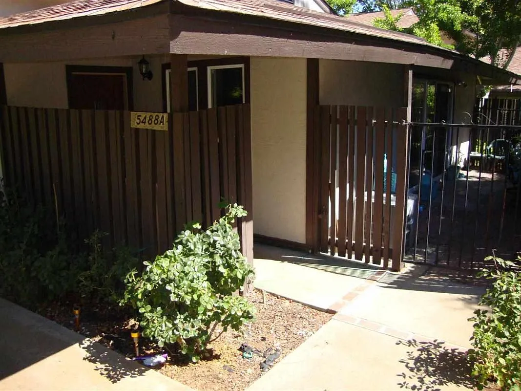 5488 Roundtree Dr APT A photo 1