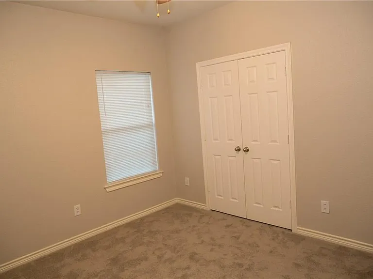 2410 S Forest Hls — Photo 3