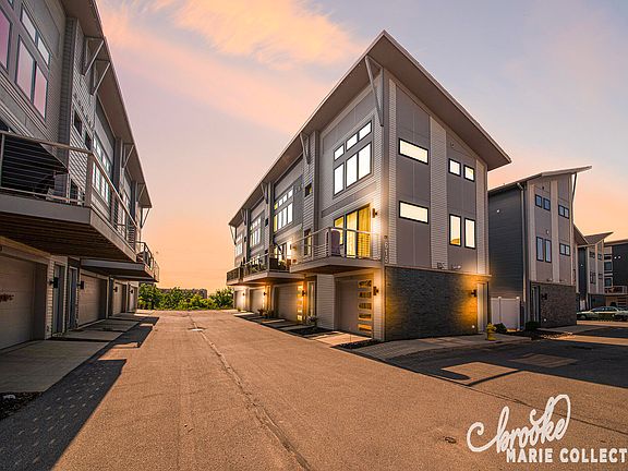 2nd image of 615 Fairview Ave NE #2