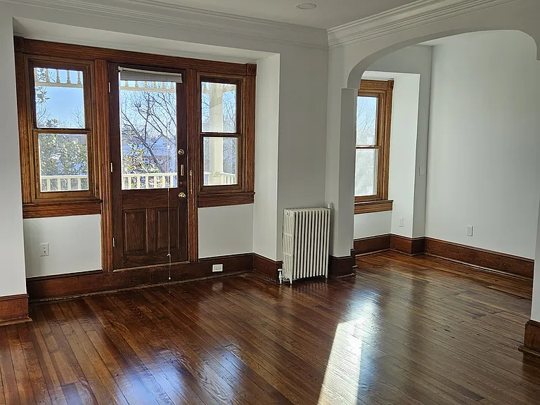 3d floor: front bedroom with nook and balcony.