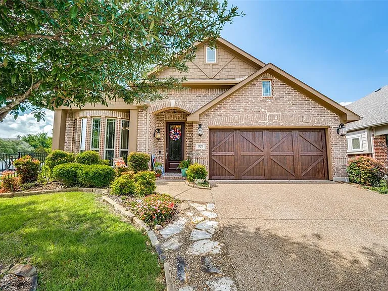 928 Lighthouse Ln — Photo 3