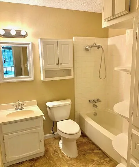 1301 N Knowles Dr — Photo 12
