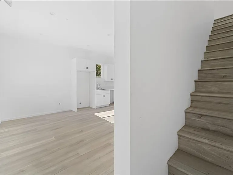 8512 Wilbur Ave — Photo 7