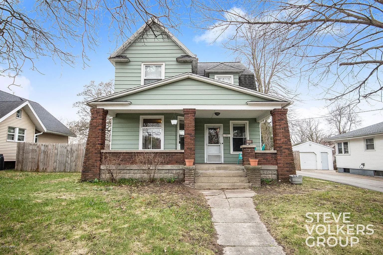 740 Leonard St NE photo 1