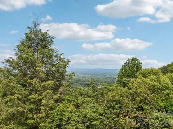 138 Woodbridge Dr, Laurel Park, NC 28739