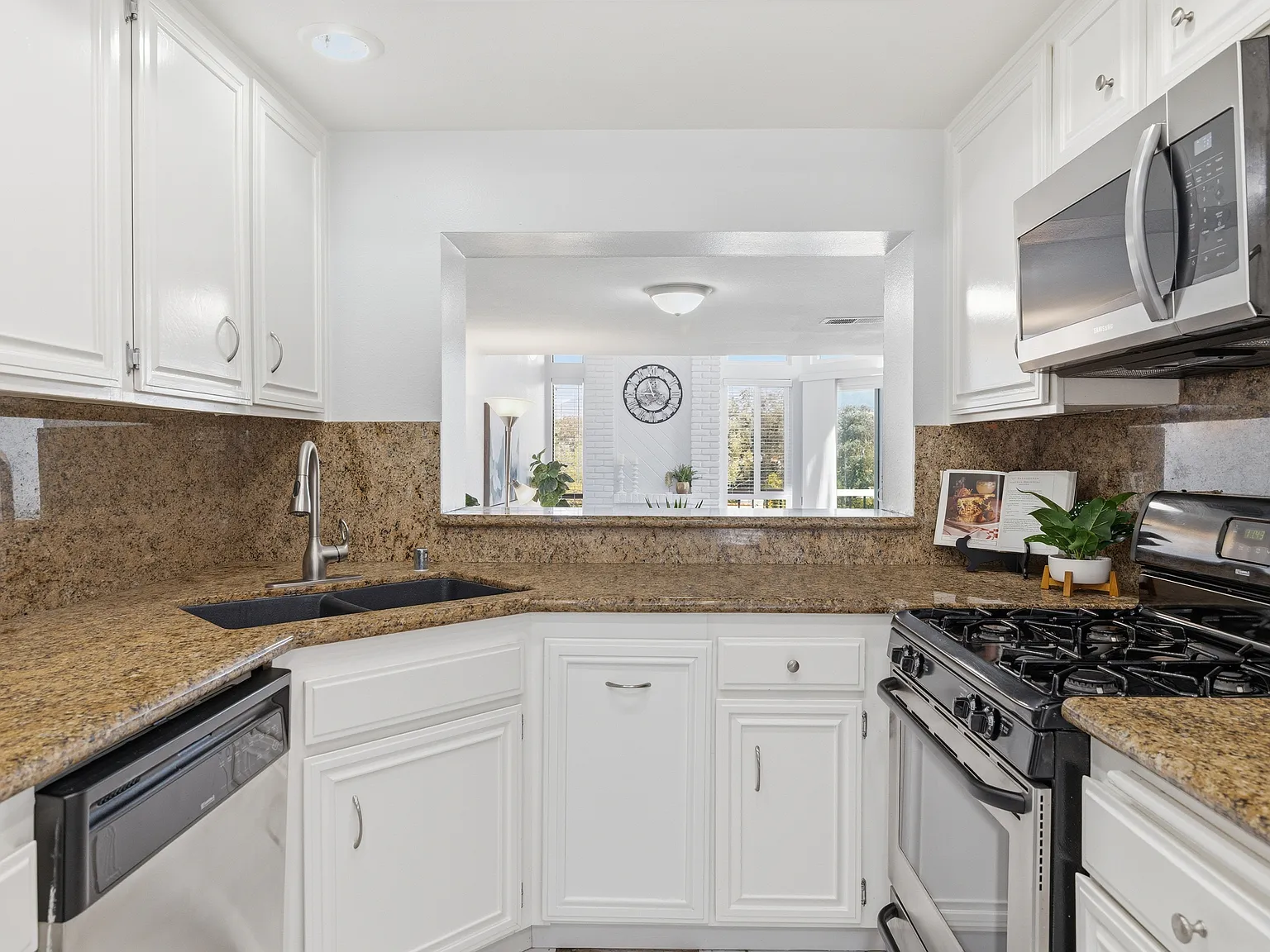 2 bed, 1364 sqft, $3,950 — Photo 4