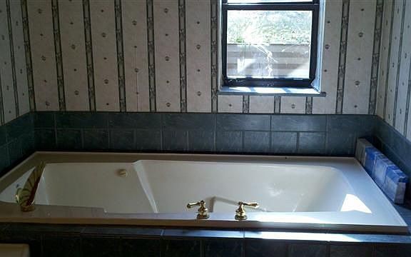 5th image of 2155 Essex Ln