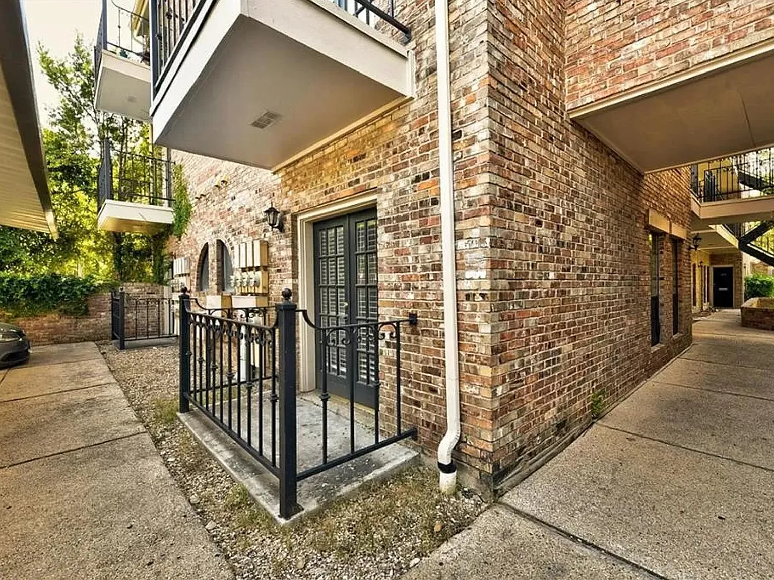 3 bed, 832 sqft, $2,250 — Photo 2