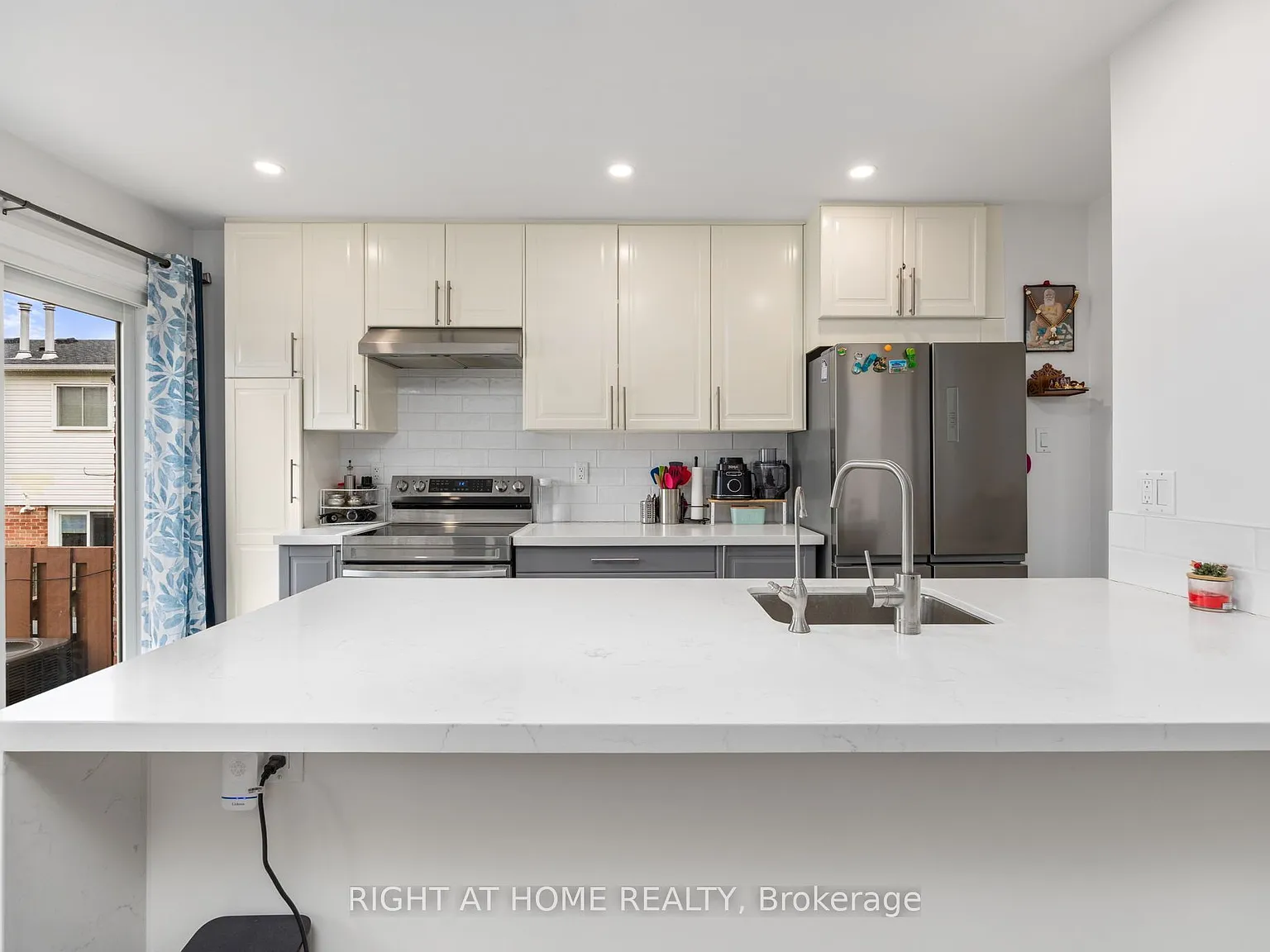 3 bed, $2,900 — Photo 2