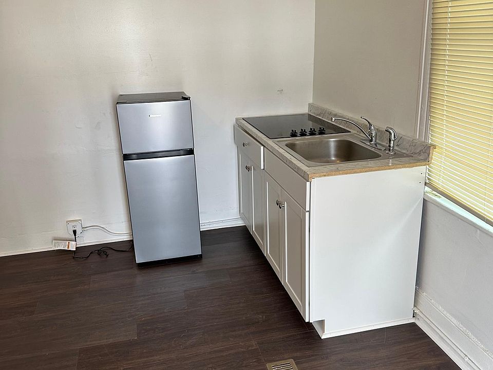 2nd image of 1146 Farmer St #A