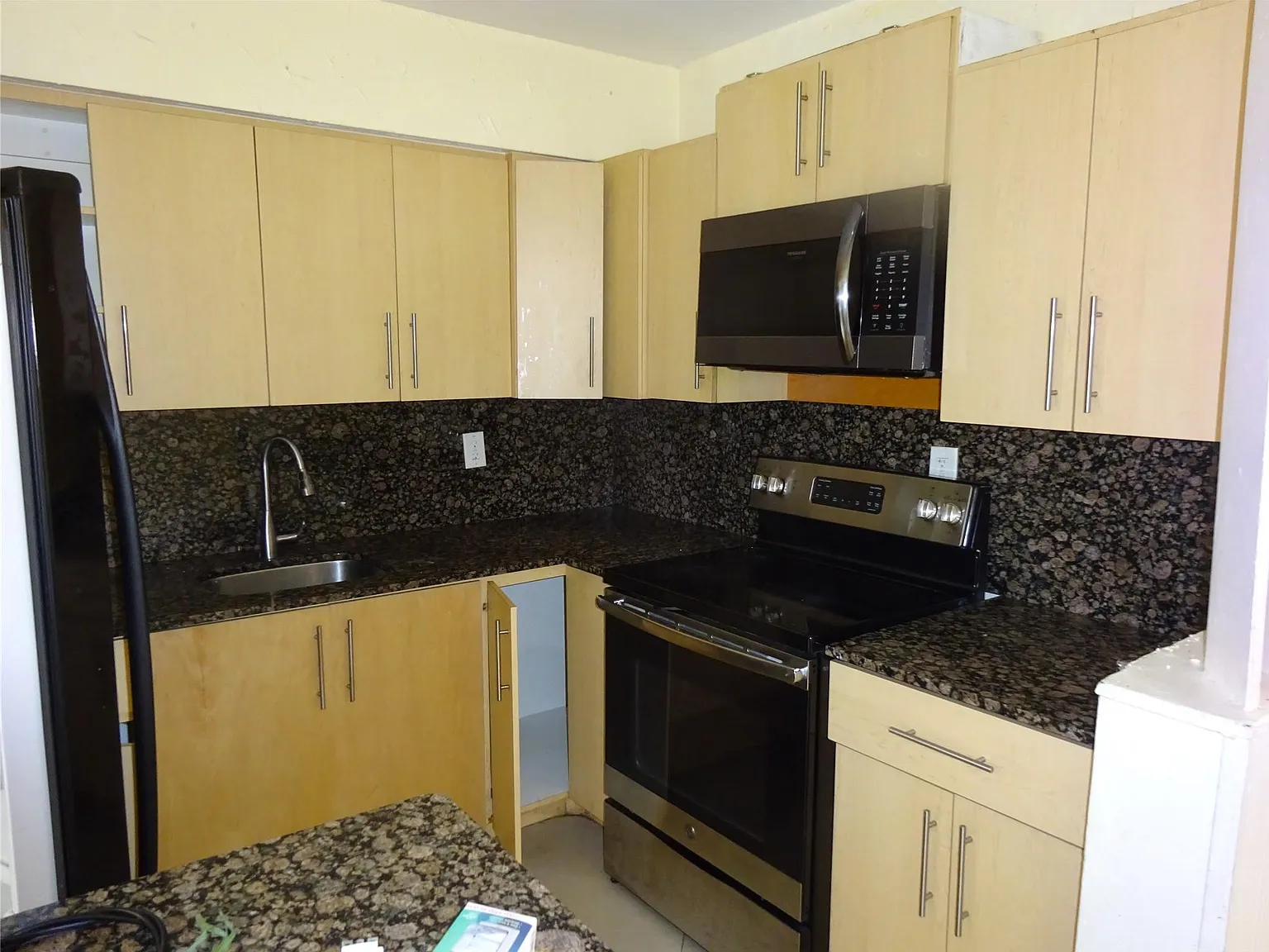 4 bed, 2.0 bath, 1936 sqft, $3,800 — Photo 2