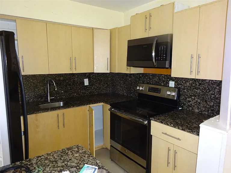 740 E Evanston Cir — Photo 2